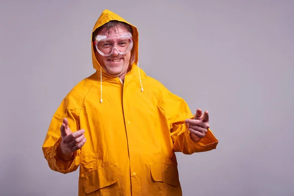 Adam sarı yağmurluk — Stok fotoğraf
